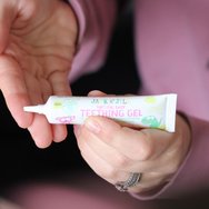Jack n\' Jill Natural Baby 4m+ Teething Gel Успокояващ гел за незабавно естествено облекчение на венците и зъбите от дискомфорт при никнене на зъби 15g Jack n\' Jill Natural Baby 4m+ Teething Gel Успокояващ гел за незабавно естествено облекчение на венците и зъбите от дискомфорт при никнене на зъби 15g
