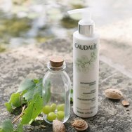 Caudalie Gentle Cleansing Milk Нежно почистващо мляко за лице и очи с бадем и черна боровинка Caudalie Gentle Cleansing Milk Нежно почистващо мляко за лице и очи с бадем и черна боровинка