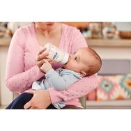 Avent Anti-Colic Пластмасова бебешка бутилка срещу колики и дискомфорт, 0м+ силиконово зърно с бавен поток0% BPA 125ml SCF810/17 Avent Anti-Colic Пластмасова бебешка бутилка срещу колики и дискомфорт, 0м+ силиконово зърно с бавен поток0% BPA 125ml SCF810/17