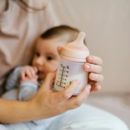 Suavinex Care Zero Zero 0m+ Bottle Пластмасово шише, имитиращо функцията на гърдата, със специална вградена торбичка против колики 270ml Suavinex Care Zero Zero 0m+ Bottle Пластмасово шише, имитиращо функцията на гърдата, със специална вградена торбичка против колики 270ml